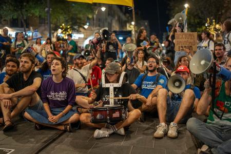 Erneut fordern Demonstranten in Israel von ihrer Regierung ein Abkommen zur Beendigung des Krieges. Erneut fordern Demonstranten in Israel von ihrer Regierung ein Abkommen zur Beendigung des Krieges.