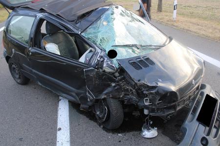 Das Auto nahm starken Schaden. Foto: Polizei Minden-Lübbecke Das Auto nahm starken Schaden. Foto: Polizei Minden-Lübbecke
