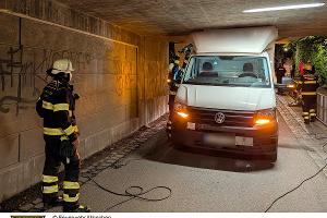Die Feuerwehr München im Einsatz bei einem festgefahrenen Transporter in einer Bahnunterführung.