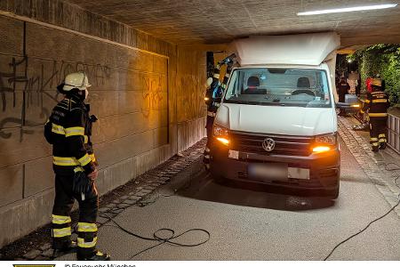 Die Feuerwehr München im Einsatz bei einem festgefahrenen Transporter in einer Bahnunterführung. Die Feuerwehr München im Einsatz bei einem festgefahrenen Transporter in einer Bahnunterführung.