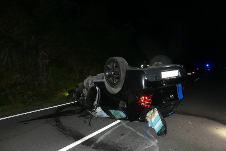 BMW landete auf dem Dach