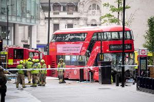 Mehrere Menschen wurden verletzt, als der Bus nahe dem Bahnhof Victoria Station von der Straße abkam.