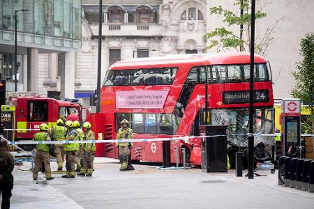 Mehrere Menschen wurden verletzt, als der Bus nahe dem Bahnhof Victoria Station von der Straße abkam. Mehrere Menschen wurden verletzt, als der Bus nahe dem Bahnhof Victoria Station von der Straße abkam.