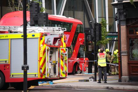 Berichte über Tote gab es zunächst keine, wie Scotland Yard bestätigte.