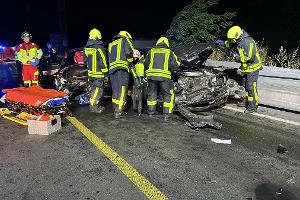 Einsatzstelle auf der Autobahn, ein Patient wird aus dem verunfallten Fahrzeug gerettet