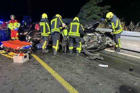 Einsatzstelle auf der Autobahn, ein Patient wird aus dem verunfallten Fahrzeug gerettet Einsatzstelle auf der Autobahn, ein Patient wird aus dem verunfallten Fahrzeug gerettet