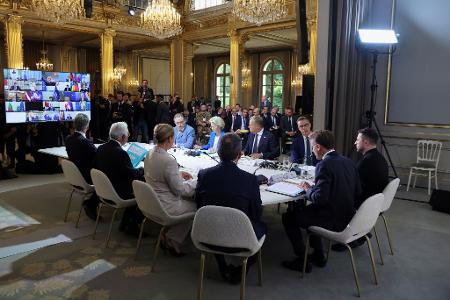 Kanzler Merz nahm per Video an dem Treffen in Paris teil. Kanzler Merz nahm per Video an dem Treffen in Paris teil.