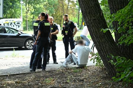 Polizisten stehen an der Unfallstelle. 
