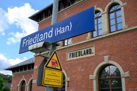 Der Bahnhof Friedland in Südniedersachsen: Hier starb am 11. August eine Jugendliche. (Archivbild) Der Bahnhof Friedland in Südniedersachsen: Hier starb am 11. August eine Jugendliche. (Archivbild)