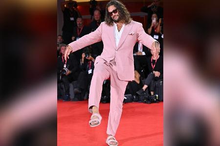 Jason Momoa überrascht mit pinken Fußnägeln in pinken Birkenstocks Jason Momoa überrascht mit pinken Fußnägeln in pinken Birkenstocks