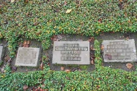Vergleichsbild der Grabtafeln Vergleichsbild der Grabtafeln