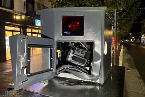 Der mobile Blitzer wurde durch eine Explosion stark beschädigt.