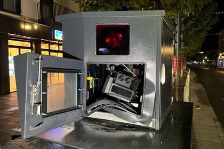 Der mobile Blitzer wurde durch eine Explosion stark beschädigt. Der mobile Blitzer wurde durch eine Explosion stark beschädigt.