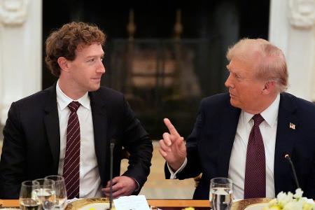 Dinner für Tech-Bosse: US-Präsident Donald Trump hat die Chefs der großen amerikanischen Tech-Konzerne zu einem Abendessen ins Weiße Haus geladen. Dinner für Tech-Bosse: US-Präsident Donald Trump hat die Chefs der großen amerikanischen Tech-Konzerne zu einem Abendessen ins Weiße Haus geladen.
