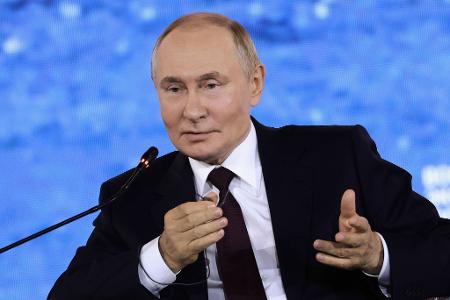 Russlands Präsident Wladimir Putin widerspricht negativen Wirtschaftsprognosen für sein Land. Russlands Präsident Wladimir Putin widerspricht negativen Wirtschaftsprognosen für sein Land.