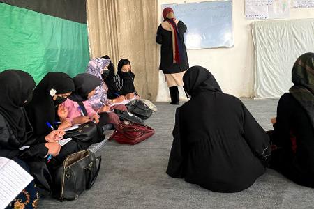 Die islamistischen Machthaber in Afghanistan haben den Zugang zu Bildung für Mädchen massiv eingeschränkt. (Archivbild)