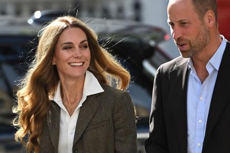 Kate zeigte sich erstmals in der Öffentlichkeit mit blonden Haaren. Kate zeigte sich erstmals in der Öffentlichkeit mit blonden Haaren.
