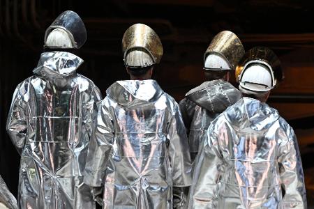 Die Mitglieder der IG Metall bei Thyssenkrupp Steel haben mit großer Mehrheit für einen Sanierungstarifvertrag gestimmt. Er sieht auch massive Lohnkürzungen vor. (Archivbild) Die Mitglieder der IG Metall bei Thyssenkrupp Steel haben mit großer Mehrheit für einen Sanierungstarifvertrag gestimmt. Er sieht auch massive Lohnkürzungen vor. (Archivbild)