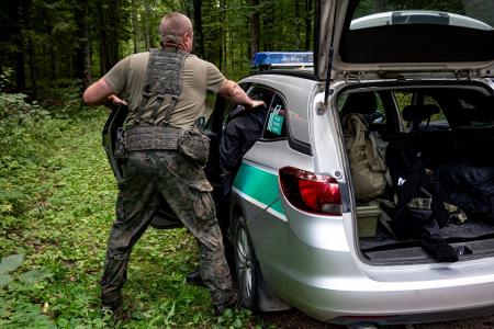 Immer wieder greifen polnischer Grenzschützer Menschen auf, die es über die Grenze nach Polen geschafft haben. (Archivbild) Immer wieder greifen polnischer Grenzschützer Menschen auf, die es über die Grenze nach Polen geschafft haben. (Archivbild)