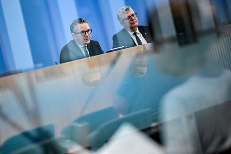 Der Haushalt ist fertig zur Abstimmung im Parlament - doch die Parlamentarier haben schon ganz andere Probleme. Der Haushalt ist fertig zur Abstimmung im Parlament - doch die Parlamentarier haben schon ganz andere Probleme.