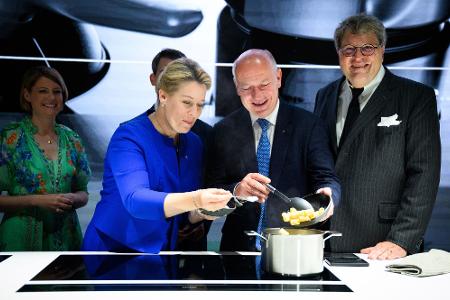 Lassen nichts anbrennen: Berlins Wirtschaftssenatorin Franziska Giffey der Regierende Bürgermeister Kai Wegner. Lassen nichts anbrennen: Berlins Wirtschaftssenatorin Franziska Giffey der Regierende Bürgermeister Kai Wegner.