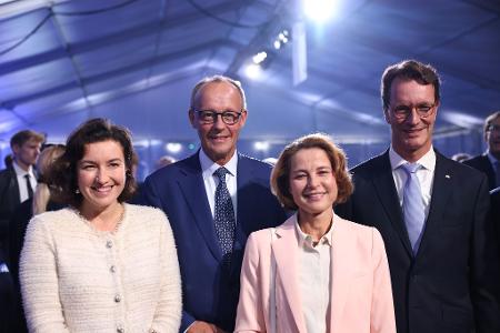 Bundeskanzler Friedrich Merz und NRW-Ministerpräsident Hendrik Wüst haben den Supercomputer Bundeskanzler Friedrich Merz und NRW-Ministerpräsident Hendrik Wüst haben den Supercomputer