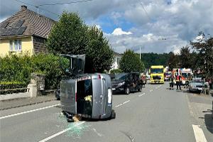 Der PKW stand gekippt auf der Fahrbahn