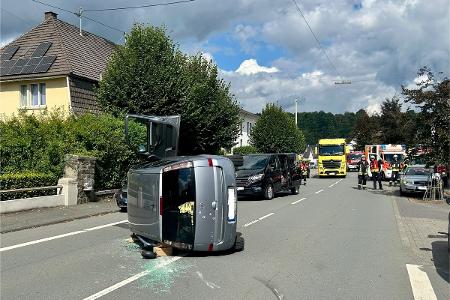 Der PKW stand gekippt auf der Fahrbahn Der PKW stand gekippt auf der Fahrbahn