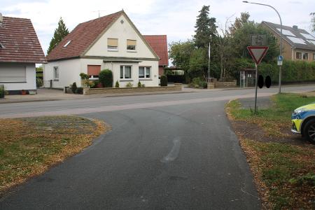 Unfallstelle, an der eine Autofahrerin und eine Schülerin auf ihrem Fahrrad kollidierten.
Foto: Polizei Minden-Lübbecke Unfallstelle, an der eine Autofahrerin und eine Schülerin auf ihrem Fahrrad kollidierten.
Foto: Polizei Minden-Lübbecke
