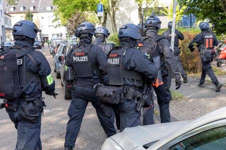 Der Großeinsatz zieht sich über Stunden bis zur Festnahme des Tatverdächtigen.