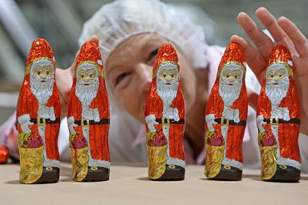 Bei der Wergona Schokoladen GmbH in Wernigerode sind die Vorbereitungen auf das Weihnachtsgeschäft in vollem Gange. 