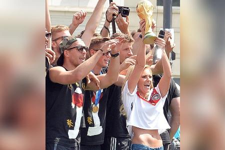 Lukas Podolski umgarnt Helene Fischer für sein Festival Lukas Podolski umgarnt Helene Fischer für sein Festival