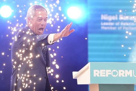 Nigel Farage lässt sich nach dem Rayner-Rücktritt feiern.