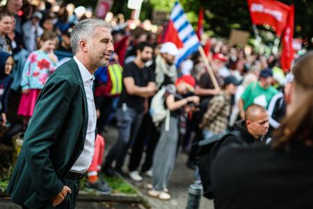 Tübingens Oberbürgermeister Boris Palmer (Parteilos, l) kommt zu seiner Diskussionsrunde mit dem AfD-Landesvorsitzendem Frohnmaier zum Austragungsort, der Hermann-Hepper-Halle, vor der eine Demonstration der Linken gegen die AfD stattfindet.