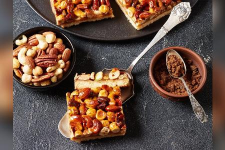 Goldbraune Shortbread-Schnitten mit Nüssen