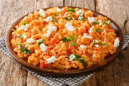 Rührei mit Feta und Tomaten