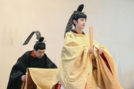 Der japanische Prinz Hisahito, in zeremonieller Kleidung, wird im Kaiserpalast in Tokio während seiner Volljährigkeit abgebildet.
