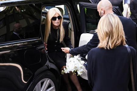 Donatella Versace nimmt in Mailand Abschied von Giorgio Armani Donatella Versace nimmt in Mailand Abschied von Giorgio Armani