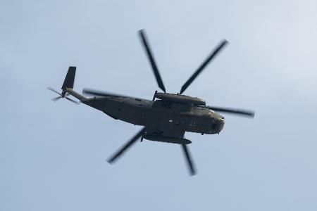 Beim Abseilen vom Hubschrauber verlor der Soldat den Halt. (Symbolbild) Beim Abseilen vom Hubschrauber verlor der Soldat den Halt. (Symbolbild)