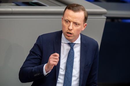 Die Frage einer Entsendung der Bundeswehr zur Absicherung eines möglichen Friedens in der Ukraine sei aktuell nicht mehr als eine 
