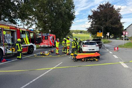 Rettung einer Person mit hydraulischem Rettungsgerät aus einem schwer beschädigten PKW.