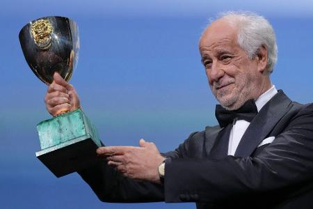 Toni Servillo mit dem Schauspiel-Preis.