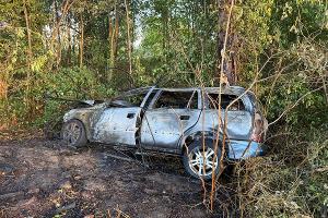 Ausgebranntes Fahrzeugwrack am Trajanring in Xanten. Ersthelfer hatten den Fahrer vorher befreien können.