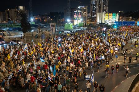 Der Druck auf Israels Premier wächst auch im eigenen Land. 