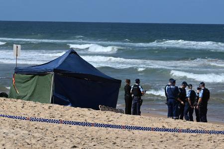 Bissspuren deuten darauf hin, dass der Surfer Opfer eines Weißen Hais wurde. Bissspuren deuten darauf hin, dass der Surfer Opfer eines Weißen Hais wurde.