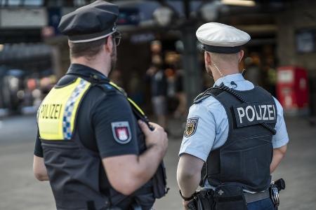 Polizeibeamte der Bundes- und Landespolizei am Hamburger Hauptbahnhof-
Symbolfoto: Bundespolizei- Polizeibeamte der Bundes- und Landespolizei am Hamburger Hauptbahnhof-
Symbolfoto: Bundespolizei-