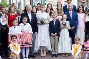 Familienauftritt: Charlène von Monaco glänzt im Spitzenkleid