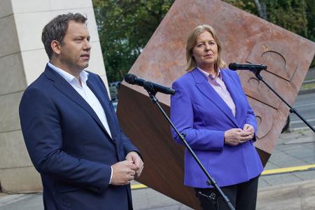 Die SPD-Chefs vor einer Klausur des Parteivorstands in Berlin. Die SPD-Chefs vor einer Klausur des Parteivorstands in Berlin.
