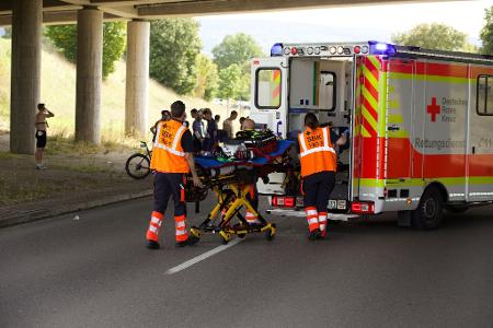 Eine Radrennveranstaltung ist nach Stürzen vieler Teilnehmer abgebrochen worden. Eine Radrennveranstaltung ist nach Stürzen vieler Teilnehmer abgebrochen worden.