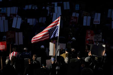 Viele in Chicago protestieren gegen Trump.